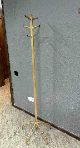Продам напольную вешалку в отличном состоянии