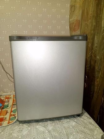 Продам новый, маленький холодильник