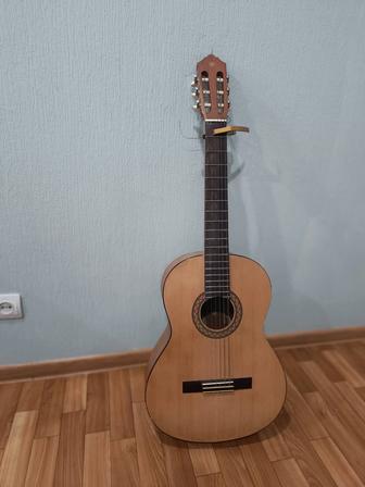 Продам гитару на леворуких