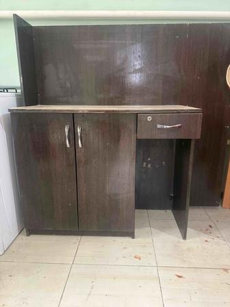 Стол стуля и шкаф