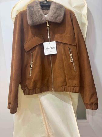 замшевая куртка с меховым воротником.