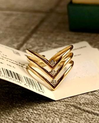 Продам кольцо золотое с бриллиантами.