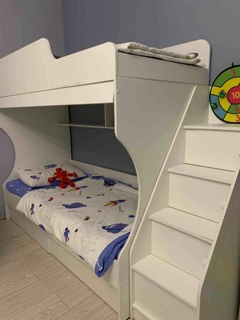 Детская двухъярусная кровать