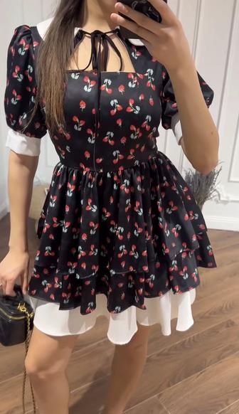 черное платье с рюшами