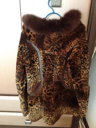 Полушубок из натуральной цигейки.Писец на капюшоне натуральный мех.