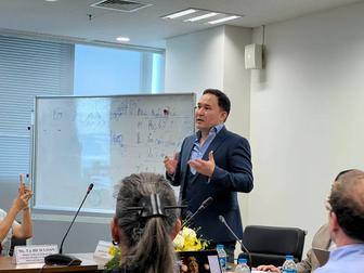 Преподаватель английского языка.