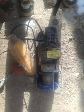 Это электрическая канатная таль (лебедка).