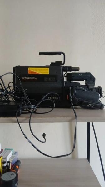 Полупрофессиональная видеокамера JVC