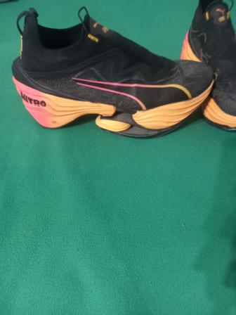 Puma Fast RB Nitro Elite в черно-оранжевой расцветке.