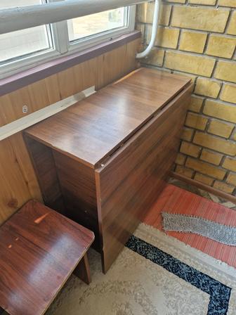 Продам стол, книжка. Б/у. Самовывоз. Район. Дастана, жк жигер