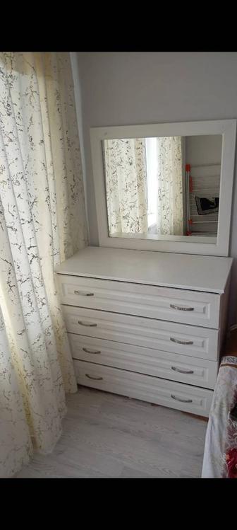 Комод с зеркалом и кровать двуспальная