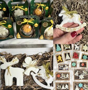 Новогодние подарки, свечи, лошадка