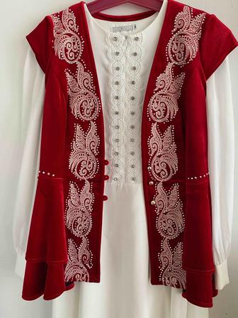 Ак койлек желеткасымен