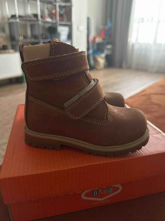 Продам детские ботинки tiflani