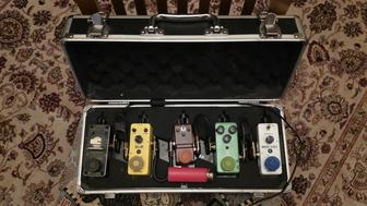 Педалборд в кейсе 5 педалей питание. Качает любой зал!