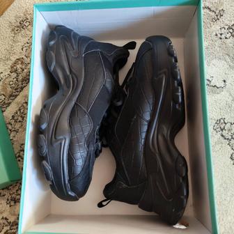 Новые натуральные кроссовки