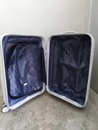 ОТДАМ ДАРОМ чемодан. Из пластика. СРЕДНИЙ, 20х33х47см, 40 л. Европа бу