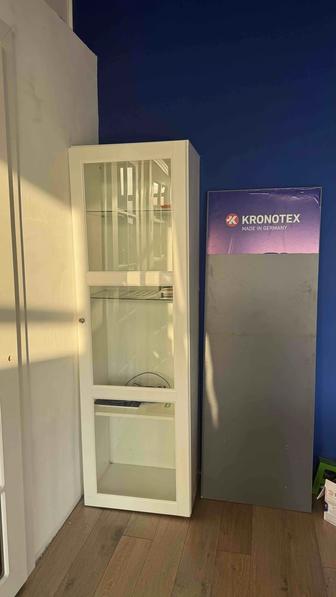 Шкаф-витрина со стеклянными дверцами