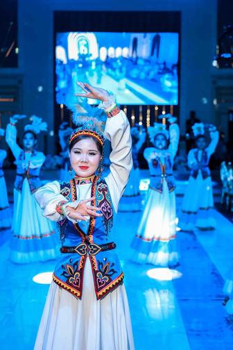 Асаба, әнші, биші, шоу бағдарламалар