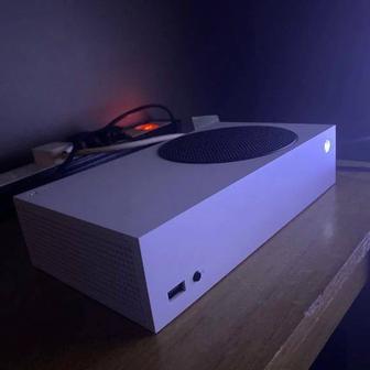Продаю Xbox Series S с монитором.