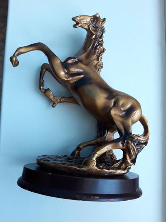 Продам статуэтку лошади
