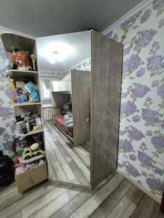 Продам шкаф платяной и 2-этажную кровать