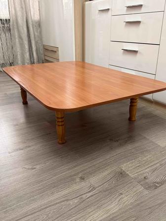 Низкий деревянный стол