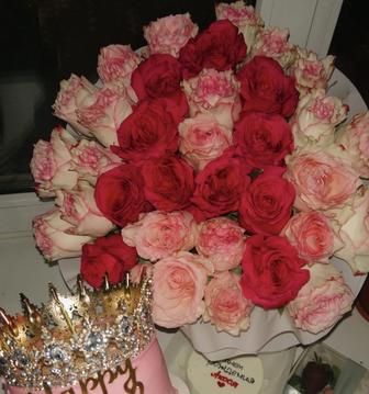 Продам букет с буквой А 
В составе 33 цветка 
Цена договорная