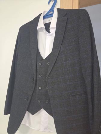 Костюм тройка