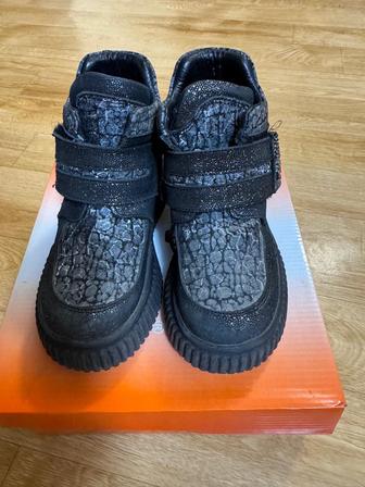 Продам осенние сапоги на девочку