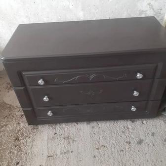 Продам стол, комод