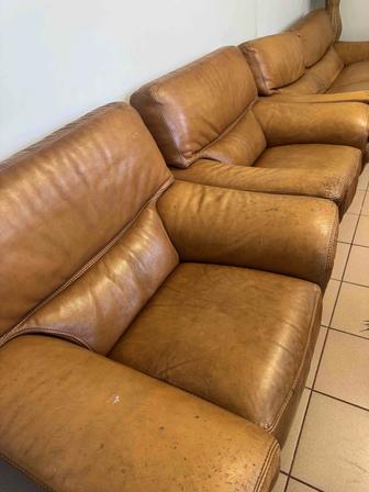 Продам кожанный диван с креслами