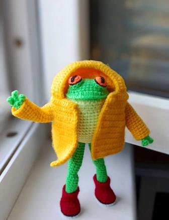 Вязаный лягушонок