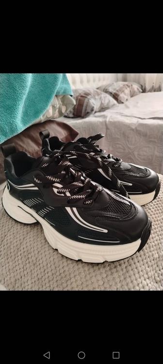 Продаю кроссовку