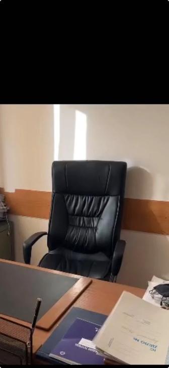 Офисное кресло кожанное