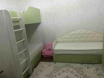 Двухъярусный кровать и отдельный кровать детский