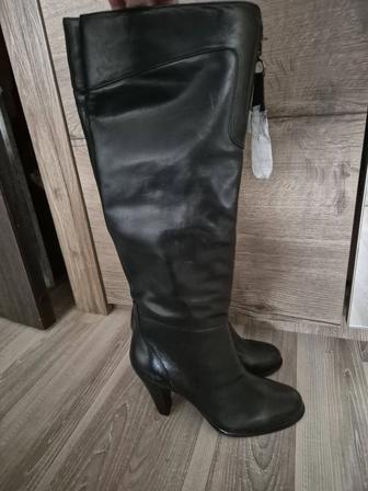 Продам новые кожанные сапоги