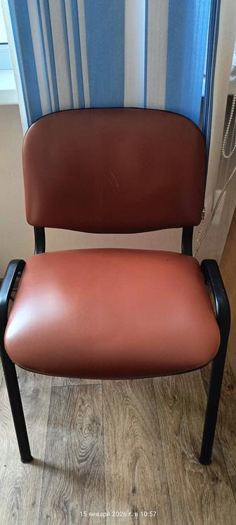 Офисные стулья Кожа