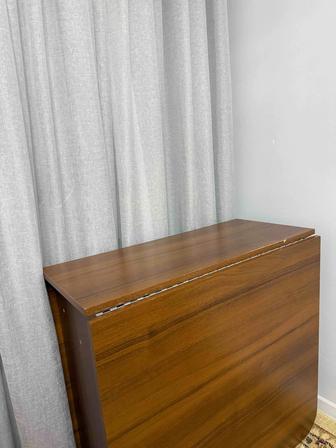 Книжный стол