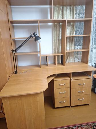 Стол письменный, практически новый