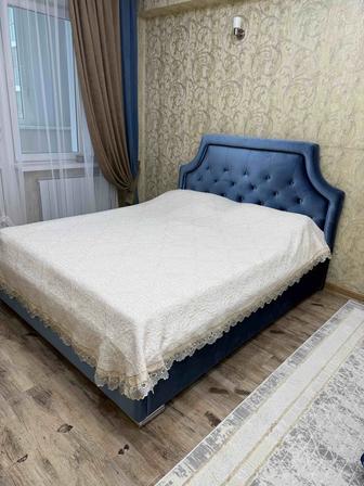 Кровать велюр двухспальная без матраса бу