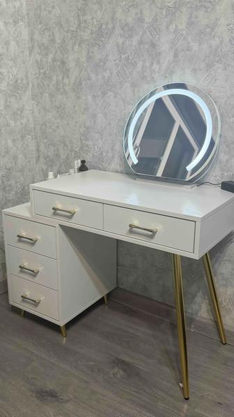 Косметический столик с зеркалом и подсветкой, туалетный стол
