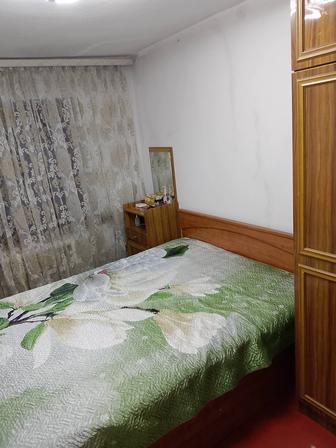 Кровать, шкаф, зеркало