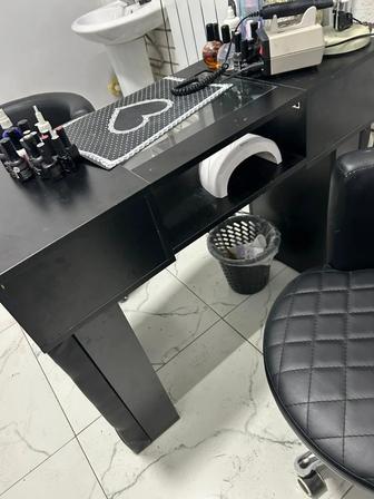 Маникюрный стол