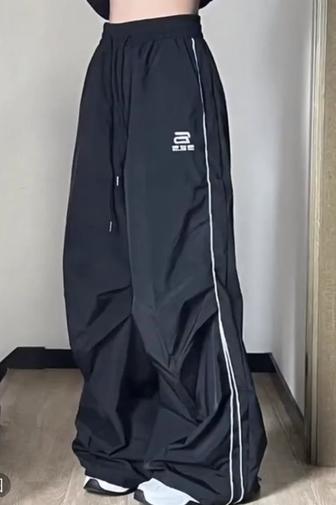 Штаны черные с полосками, M. Новые