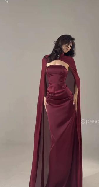 Продам роскошное бордовое платье с длинным кейпом.