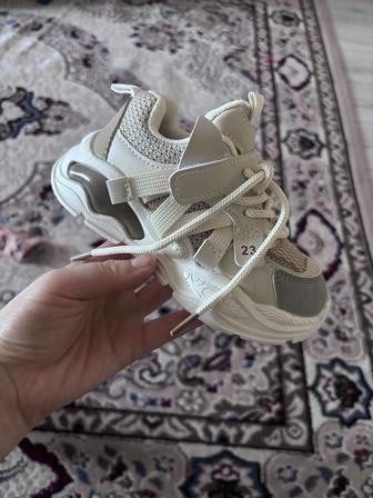Продам детские кроссовки