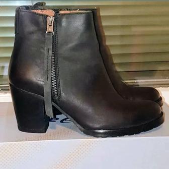 Ботинки кожанные производство Испания в отличном состоянии размер 36