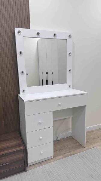 Туалетный столик б/у 
ZerkaloMakeUp City SM-02
90х40х170 см