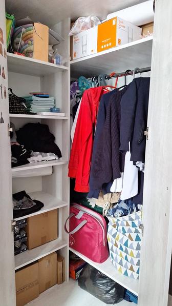 Угловой шкаф белого цвета.